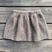 Der Mullet Rock von Knitting for Olive ist ein einfach zu strickendes Design mit geringer Formgebung, aber einer abwechslungsreichen, interessanten Textur.  Stelle weiter unten dein individuelles Strickset zusammen - bestehend aus der Strickanleitung und der Wolle in deiner Wunschfarbe.