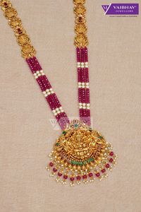 Explore our Royal Haram collection on our jewellery site, featuring a stunning ruby beaded gold haram. This exquisite piece is meticulously crafted, combining traditional goldwork with vibrant ruby and emerald stones, accented by delicate pearls. Weighing 43 grams, this bridal neck haram embodies elegance and craftsmanship, making it a perfect choice for special occasions. #gold #jewellery #necklaces #womennecklaces #latestgoldnecklaces #womenneckwearjewellery #jewelleryonline #bestnecklaces #rubyharamdesigns #templeharamdesigns #pearlsnecklaces #realgoldharamdesigns #latestchainharamdesigns #BestHaramDesigns