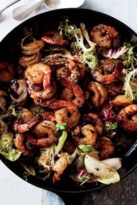 This quick and easy 25-minute buttery cast iron shrimp recipe is paired with a winter salad to create the ultimate seafood recipe meets weeknight dinner recipe.#weeknightdinners #weeknightdinnerrecipes #weeknightdinnerideas #comfortfood #seafoodrecipes #shrimprecipes #saladrecipes