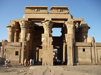 TEMPLO EN KOM OMBO. Construído durante la Dinastía Ptolemaica estaba dedicados a dos divinidades Sobek y "Horus El Viejo"