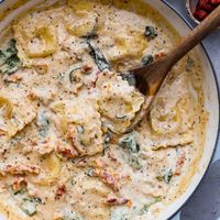 Creamy Tuscan Garlic Ravioli - The Recipe Critic