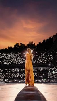 You loved the amber skies so much 🍂🌅 #evermore #erastour #taylorswift13 #taylorswiftedit #wallpaper #lockscreen #aesthetic