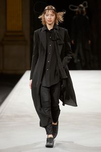 Yohji Yamamoto Fall 2022 Ready-to-Wear Fashion Show Collection: See the complete Yohji Yamamoto Fall 2022 Ready-to-Wear collection. Look 9