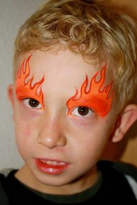 Pour des flammes sur les sourcils, dessiner le contour dans un orange foncé et remplir l'ensemble dans un dégradé de couleurs, la plus foncée près des yeux.