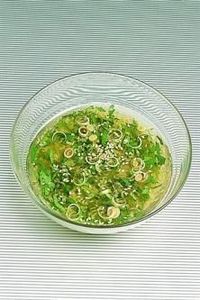 1 cuill. à soupe de vinaigre de riz (ou de cidre) 1 pincée de sel 3 cuill. à soupe d'huile de tournesol 1 cuill. à soupe de coriandre fraîche ciselé 1 cuill. à soupe de citronnelle finement hachée 1 cuill. à soupe de graines de sésame 1/2 cuill. à café de sauce soja 1/2 cuill. à café de nuoc-mâm