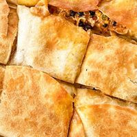 Samantha Bauchmann on Instagram: "SHEET PAN QUESADILLAS // a cozy, comfort appetizer perfect for sharing on a chilly football Saturday or Sunday! INGREDIENTS: 3 cups shredded rotisserie chicken 3 cups Monterey Jack cheese 12 burrito sized flour tortillas 1 stick butter, melted’ 1 can black beans, drained and rinsed 1 can corn, drained and rinsed 2 avocados, diced 1 can rotel tomatoes and chiles 1/2 red onion, diced 1 cup sour cream 1 oz packet taco seasoning TOPPINGS - sour cream, guacamole, sa