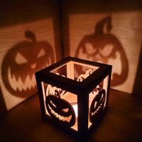 Wer ist bereit für etwas Halloween-Deko? Halfmoon Nest Works hat diese atemberaubende Jack o Lantern Schattenbox entworfen, damit du das ganze Jahr über gruselige Vibes verbreiten kannst 🧡! Dieses gruselige Stück ist aus Ahornholz gefertigt, mit 4 verschiedenen lasergeschnittenen Kürbismotiven  Sie sind handbemalt mit leuchtend orangefarbener (glänzender) Emaille-Acrylfarbe und mit einer Schicht natürlichem Holzöl versehen. Laternenmaße: 4 1/4 Zoll mal 4 1/4 Zoll Hinweis: Sie können normale Tee