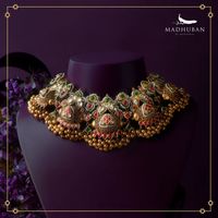 The 22KT gold and the excellent craftsmanship of Rajasthan are shown, impressively opulent evoking the grandeur of a royal gharana. WhatsApp us on 9167724442 #madhubanbymanubhai #manubhaijewellers #Designkaari #DesignkaariByMadhuban