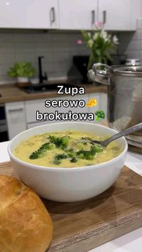 Składniki: 1 cebula • 2 ząbki czosnku • 2 łyżki mąki • 2 marchewki • 1 brokuł • 2 litry bulionu • 200g sera cheddar • 100ml śmietanki 30%