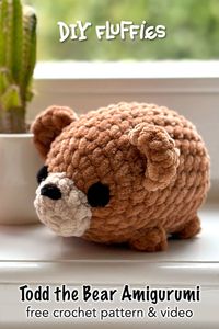 rochet a cute teddy bear with this easy beginner amigurumi pattern made by Mariska Vos-Bolman. Including full video on how to crochet this plush toy.