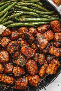 Garlic Butter Pork Bites with Lemon Green Beans - #pork #greenbeans #eatwell101 #recipe - Ready in 30 minutes or less, this garlic butter pork bites and green beans skillet is a weeknight winner! - #recipe by #eatwell101