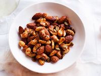 Unser beliebtes Rezept für Spicy Oriental Nuts und mehr als 55.000 weitere kostenlose Rezepte auf LECKER.de.