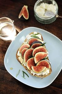 Sandwich with a ricotta cheese, honey, rosemary and figs