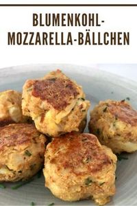 Schmeckt euch Blumenkohl und Käse? Dann werdet ihr dieses Rezept sicher lieben. Die Blumenkohl-Mozzarella-Bällchen haben eine richtig knusprige Kruste, die Füllung aus Blumenkohl und Mozzarella ist eine sehr gelungene Kombination. Dieses Rezept ist übrigens sehr kalorienarm.