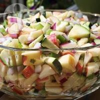 Appel , courgette, groene paprika en rode ui met een heerlijke basilicum vinaigrette. Een snelle en makkelijke salade!