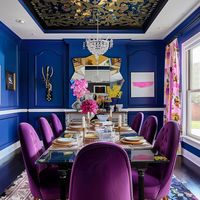 Did you know that dark purple and dark navy blue go together amazingly well? Take a look at this gorgeous dining room and click the image for more inspiration.