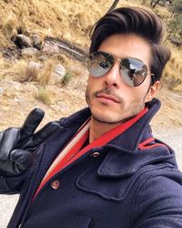 Selfie em Nevado de Toluca 😎✌🏼️ Quem mais ama registrar todos os momentos nas viagens?! 📷 @brunosantos_sp de Céline Mirror 41391 😉 Bom gosto sempre!! #envyotica #Céline #celinemirror #celineaviator #menswear #mensstyle #mensfashion #gentlemanstyle #toluca #mexico #nevadodetoluca #fhits