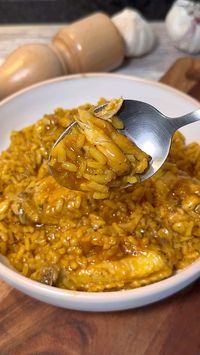 📝 INGREDIENTES (2 personas):  ▪️500/600g de alitas/muslitos de pollo  ▪️200g de arroz arborio (o arroz para melosos) ▪️800ml de caldo de pollo ▪️8 dientes de ajo ▪️1 cebolla ▪️3 cucharadas soperas de tomate rallado/triturado ▪️100ml de vino blanco  ▪️0,4g de azafrán molido (infusionado/diluido en 100ml de agua caliente)  ▪️2 hojitas de laurel ▪️1 cdta de pimentón dulce  ▪️Sal y pimienta al gusto ▪️Aceite de oliva virgen extra