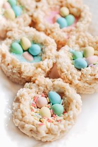 Rice Krispie and Mini Egg Nests are a fun Easter treat and activity for kids! An easy no-bake dessert with mini eggs and pastel sprinkles. No-Bake Dessert | Easter Desserts | Easter Treats | Quick and Easy | Chocolate Egss | Cadbury Mini Eggs | Spring Activities | Food for Kids | Easter Nests | Edible Nests | Easter Recipes | Rice Krispie Nests | Rice Crispy | Rice Crispies | Activity for Kids | Easter Fun |