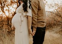 Husband and wife maternity pictures. Pregnancy pictures. Maternity photos. Pregnancy picture poses. Summer maternity photos. Husband and wife pictures. Maternity photography poses. Maternity aesthetic. Pregnancy photos.