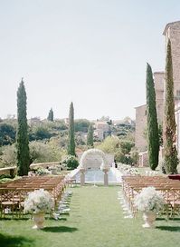 Airelles Gordes, La Bastide Wedding Venue | Photo by Maya Maréchal | #weddingvenue #ceremonydecor #weddingceremonyideas #ceremonyideas #weddingreception #weddingflowers #weddinglighting #weddingreceptionideas