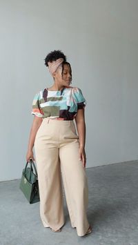 Blusa estampada de manga curta, combinada com calça pantalona