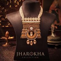 Locked in the embrace of white beads, this royal jharoka with three pearl drops look absolutely magnificent!    #Jharokha #Set #MJJewellery #Manubhai #Borivali #Mumbai #JewelleryLove #HallmarkedGold #Hallmarkedjewellery #BeautifulIndianJewellery #Rajasthan #Marwari #Haveli #Rajasthanijewellery #rajputjewellery #Rajputanajewellery #Rajasthanheritage