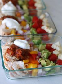 Simple meal prep bowls filled with all the flavors of a chicken burrito minus the carbs. Prepare on Sunday and enjoy all week! Summer is almost here and I know for many of us that means we’re searching for easy no-cook recipes that are waistline friendly. If you’re nodding yes then this low-carb burrito bowl …