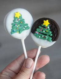 Easy and adorable Christmas tree Oreo pops. Fun to make with the kids! Would be a cute Christmas gift.