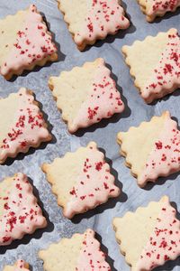 Topped with white chocolate and filled with strawberry jam, these pretty sandwich cookies are delicately sweet with just a hint of flavour from the pink peppercorn garnish.