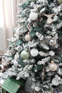 Beautiful green and white Christmas dining room decor ideas. Gorgeous Christmas home tours and Christmas decor inspiration. #christmashometour #christmasdiningroom #christmasdecor #diningroomdecor #christmasdecorations #christmastree