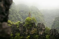 Partez à la découverte du Vietnam et plongez dans sa riche culture en assistant à des spectacles de marionnettes sur l’eau, en explorant la médecine traditionnelle et en visitant des ateliers d’artisanat local. Lors de ce voyage au Vietnam, émerveillez-vous devant les sites classés au patrimoine de l’UNESCO tels que la baie d’Halong, la vieille ville de Hoi An, la ville historique de Hoa Lu et la citadelle impériale de Hue. En plus de son héritage culturel, découvrez également le visage moderne du Vietnam.

Planifiez votre voyage au Vietnam dès maintenant et embarquez pour une expérience qui restera gravée dans votre mémoire.