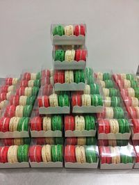 Italian flag inspired macaron wedding favours. What a cool idea.