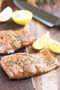 Lemon & Dill Salmon | A quick and easy gluten-free salmon recipe full of lemon and dill flavor!