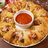 You've never seen spaghetti and meatballs quite like this before. #food #easyrecipe #party #appetizer #comfortfood