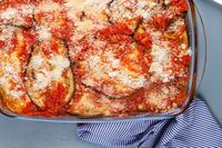 This delicious low carb eggplant parm has all the classic flavors without the carbs! Easy to make, filling, and the perfect low carb vegetarian comfort food. #dinner #freezerfriendly #kidfriendly #makeahead