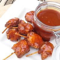 BBQ honing saus - Perfect om te serveren bij een BBQ of om te gebruiken als marinade voor ribbetjes of andere vlees. Op basis van worcestersaus, balsamico azijn, sojasaus, honing, paprikapoeder, enz...