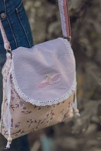 Handmade from soft purple linen and flowers patterned cotton, this bag is the perfect combination of style and function. Details: - bag handle length: 150 cm, adjustable  - fastens with magnetic button - tightens with laces, with wooden beams ♡ Handmade with Love ♡