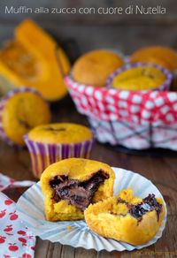 I MUFFIN ALLA ZUCCA CON CUORE DI NUTELLA sono dei dolcetti sofficissimi, dal cuore cremoso di crema al cioccolato, preparati senza l’utilizzo del burro e quindi anche non eccessivamente calorici. #zucca #muffin #nutella #food