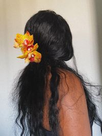 Realistic silk flowers in stunning sunset shades of orange and yellow Sturdy and secure claw clip that holds your hair in place all day Ideal for both casual and formal occasions