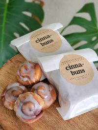 **This Listing is for 4 Cinnamon Bun Wax Melts** Fresh, warm and buttery cinnamon laced yeast rolls topped with an irresistible sugary icing. Top- sugar cinnamon, yeasty Middle - cinnamon, butter, creamy Bottom - vanilla 100% Natural Soy Wax Melts.  Phthalate and Toxin Free. Vegan and Cruelty Free.  Handcrafted in Central Florida. BURNING INSTRUCTIONS 🕯 Add A Bun To The Top Of Your Tea Light Warmer/Electric Warmer.  Tea Light warmers should only be used with 4hr tea light candles. Plug in warme