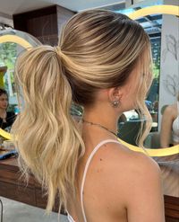 Radiate bridal beachy waves beauty with this effortless casual ponytail hairstyle, thoughtfully created by @calitamarques. 🌊💍 Explore more bridal hair inspiration, carefree elegance, and breezy looks on our Pinterest. Join us in crafting your perfect wedding day style. 👰✨ #BridalBeachyWaves #CasualBridalLook #BridalHairInspo #CreditToCalitaMarques