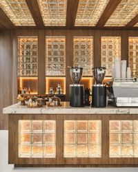 In Paris, new coffee shops founded by passionated baristas are popping up all over the city, to the delight of its coffee lovers whose choices had previously been had limited to little more than an espresso at the bar and coffee-shop industrial chains. Swipe left to discover a few spots that will be music to the ears of enthusiasts, and head to the link in our bio for more options À Paris, les coffee shops fondés par des baristas passionnés fleurissent pour les amateurs de (bon) cafés. Une b...