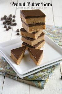 Easy, no bake peanut butter bars! Delicious and simple. Who doesn't love a chocolate and peanut butter dessert?!