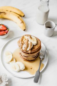 So easy and delicious, these fluffy Banana Oat Blender Pancakes come together in about 5 minutes and are full of nutritious goodness! You'll love them because they're healthy, gluten-free, dairy-free and free of refined sugars. Your kiddos will gobble them up because they're as tasty as can be! This recipe is perfect for the 21 day fix diet or those on a low calorie or gluten free diet. #bananapancakes #oatmealpancakes #blenderpancakes #healthypancakes #breakfast