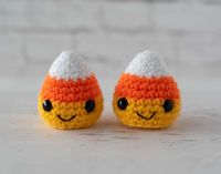 Adorable crochet candy corn pattern! Fast and fun to crochet! #crochetcandycorn #crochet365knittoo