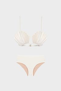 The classic and elegant coquillage high-waisted bikini, a desired piece from the LA MER collection, includes a shell top detail. The high-waist feature textured lycra, giving this piece even greater charm. Pair the La Mer coquillage high-waisted bikini top with pants or skirts, and flat sandals for your next destination. Fit Small fit. We recommend buying one size bigger than your usual size. Composition 85% Polyamide 15% Spandex Made in Brazil This item is final sale