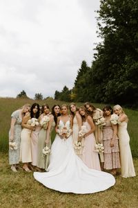 soft. Warm vintage garden wedding flowers. bridal bouquet. bridesmaid bouquet. miss-matched bridesmaid. Cream. Pink. Netural. Soft tones. photo: annika marie brown