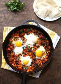 Dinner Tonight: One Pan Huevos Rancheros ｜This rustic one pan dish makes a great vegetarian weeknight dinner.