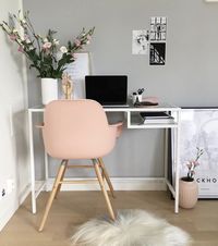 Coin bureau cosy avec un mur peint en gris perle, un fauteuil rose tendre et des fleurs pour le côté nature.